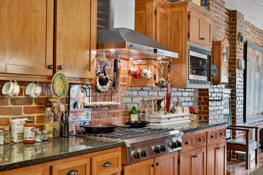 More Photos Of 109 7th Ave E, Springfield Flex For Sale