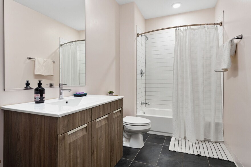 More Photos Of 1980 N Milwaukee Ave, Chicago Apartments For Lease