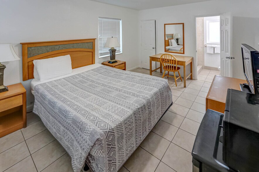More Photos Of 1419 S Federal Hwy, Hollywood Hotel For Sale