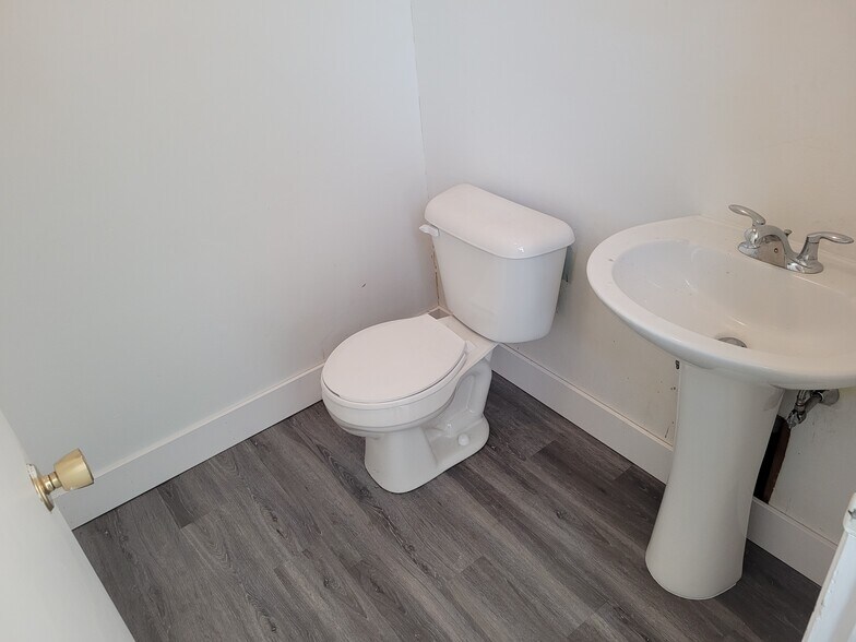 More Photos Of 103 Glenham Ave, Warwick Warehouse For Sale