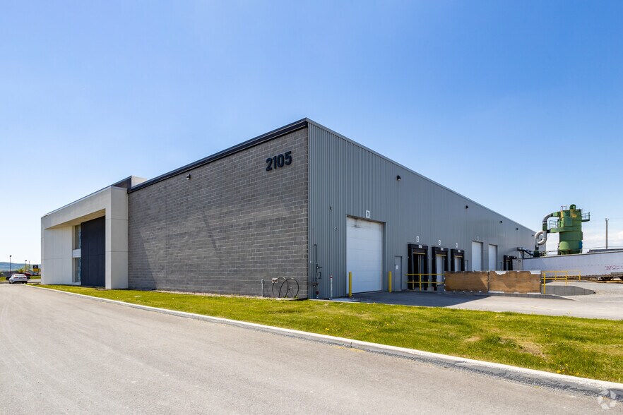 More Photos Of 2105 Ch De L'industrie, St-Mathieu-de-Beloeil Showroom For Lease