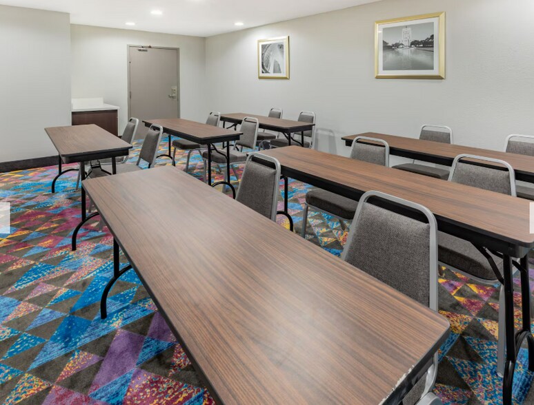 More Photos Of 6790 Southwest Fwy, Houston Hotel For Sale
