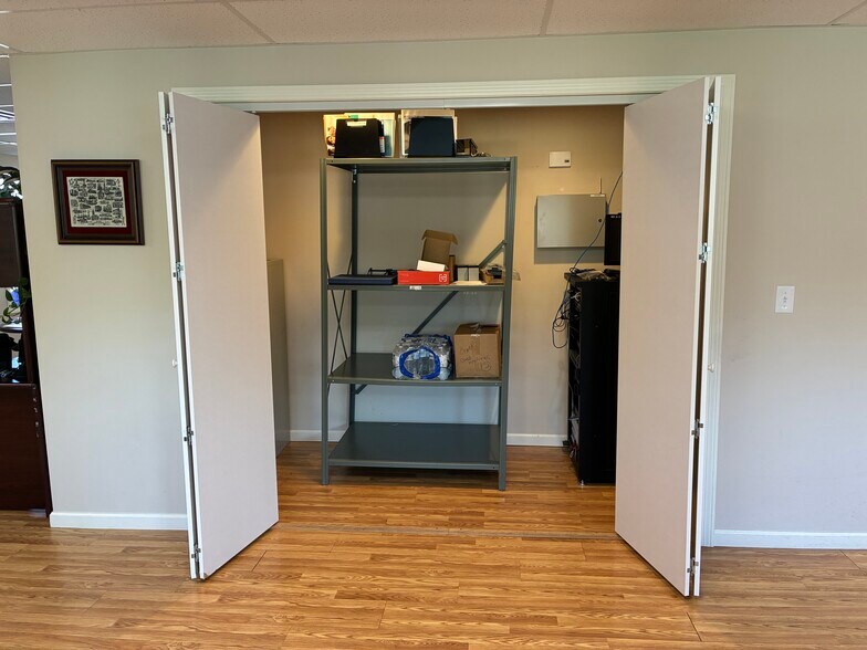 More Photos Of 270 Westfield Rd, Holyoke Freestanding For Lease