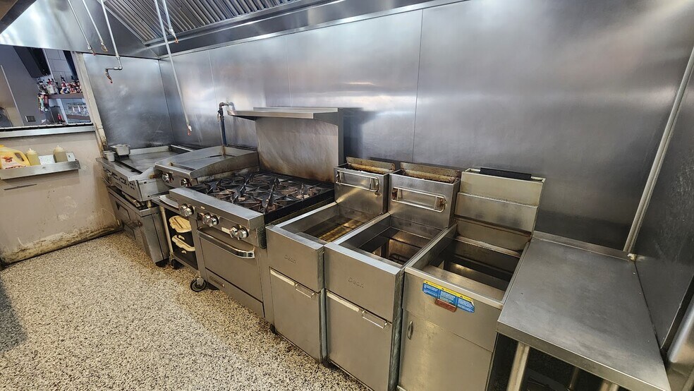 More Photos Of 3900-3904 E Lake St, Minneapolis Restaurant For Sale