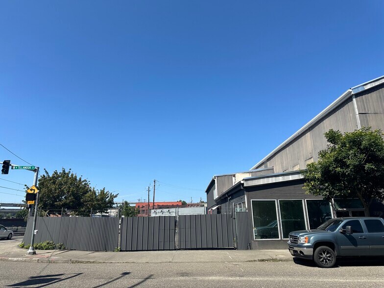 More Photos Of 721-723 N Tillamook St, Portland Showroom For Lease