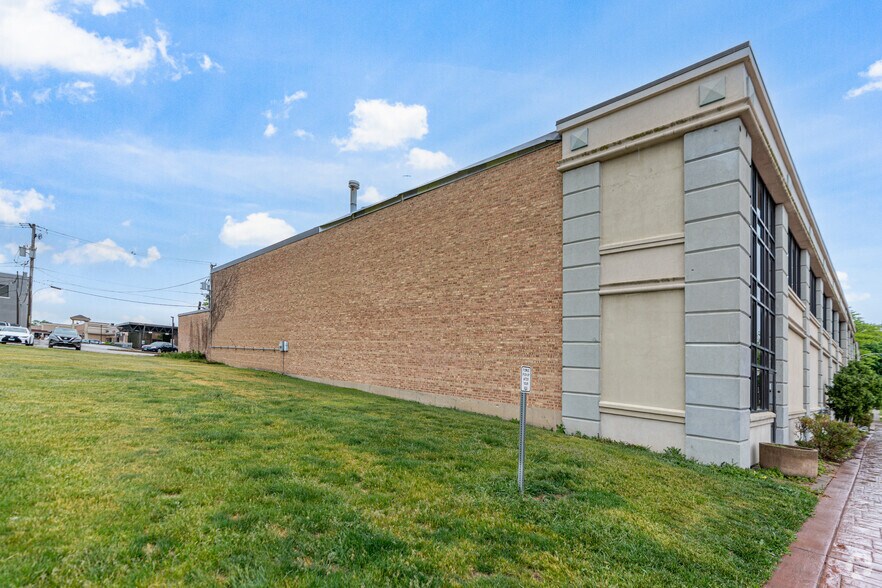 More Photos Of 14-22 N Center St, Bensenville Research And Development For Sale