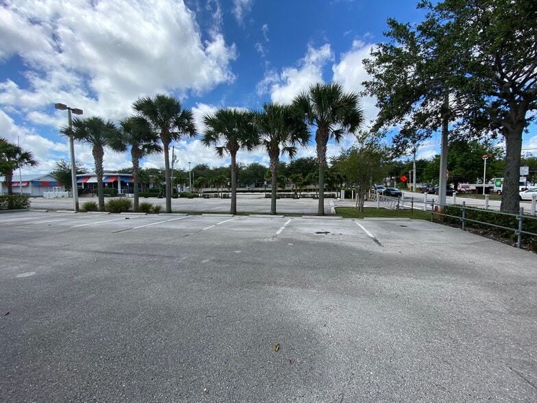 More Photos Of 2980 W Oakland Park Blvd, Oakland Park Showroom For Sale