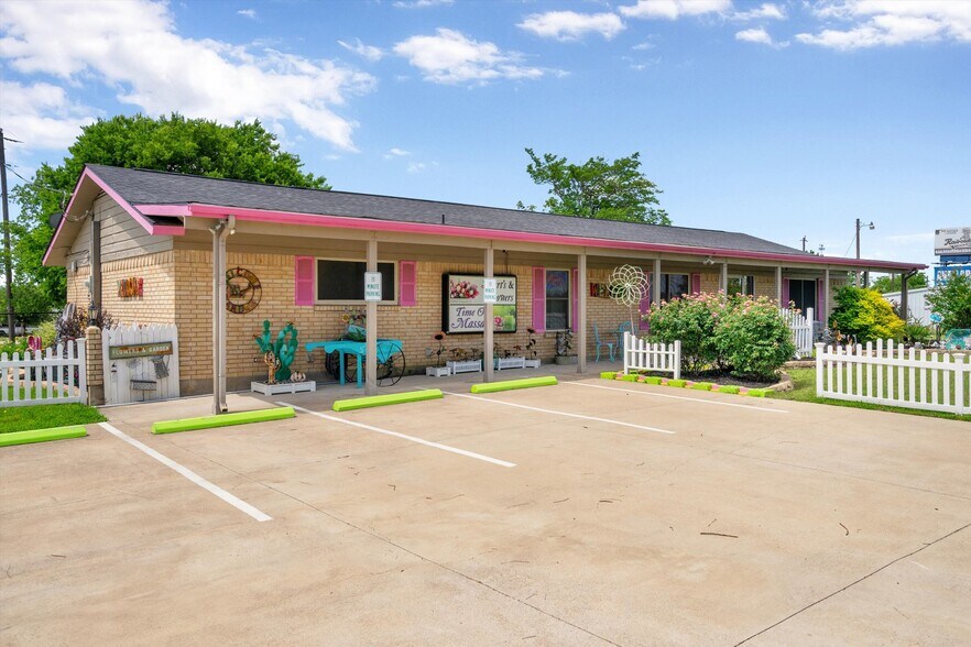 More Photos Of 5236 US-67 Hwy, Alvarado Freestanding For Sale