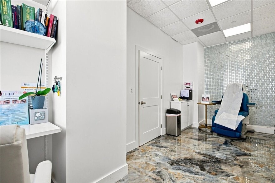 More Photos Of 2920-2950 NE 207th St, Aventura Unknown For Lease