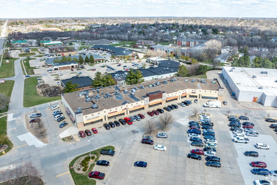 More Photos Of 8513-8569 Hickman Rd, Urbandale General Retail For Lease