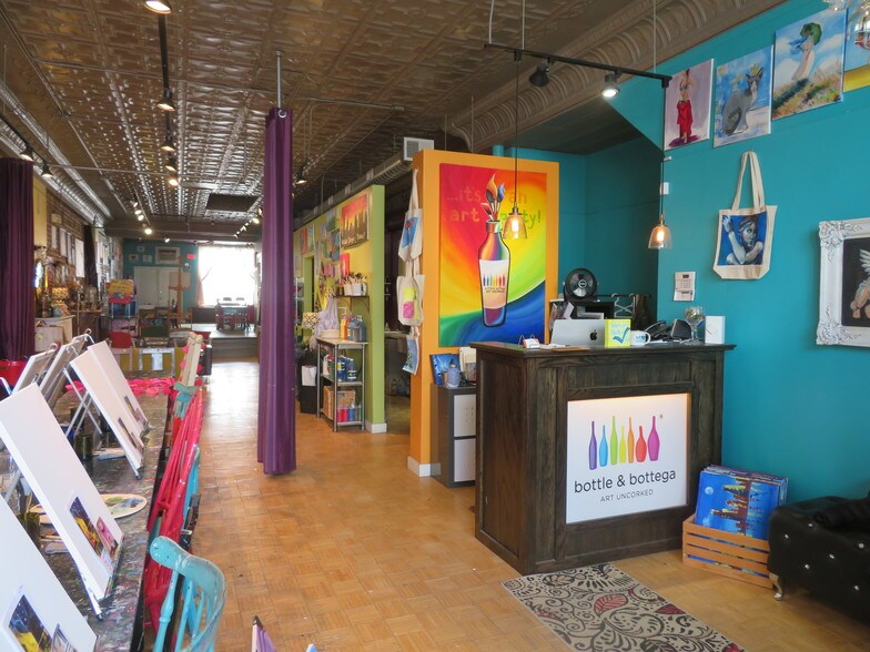 More Photos Of 1016 Davis St, Evanston Storefront Retail Office For Lease