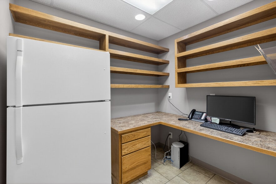 More Photos Of 133 N Glendale St, Wichita Office For Sale