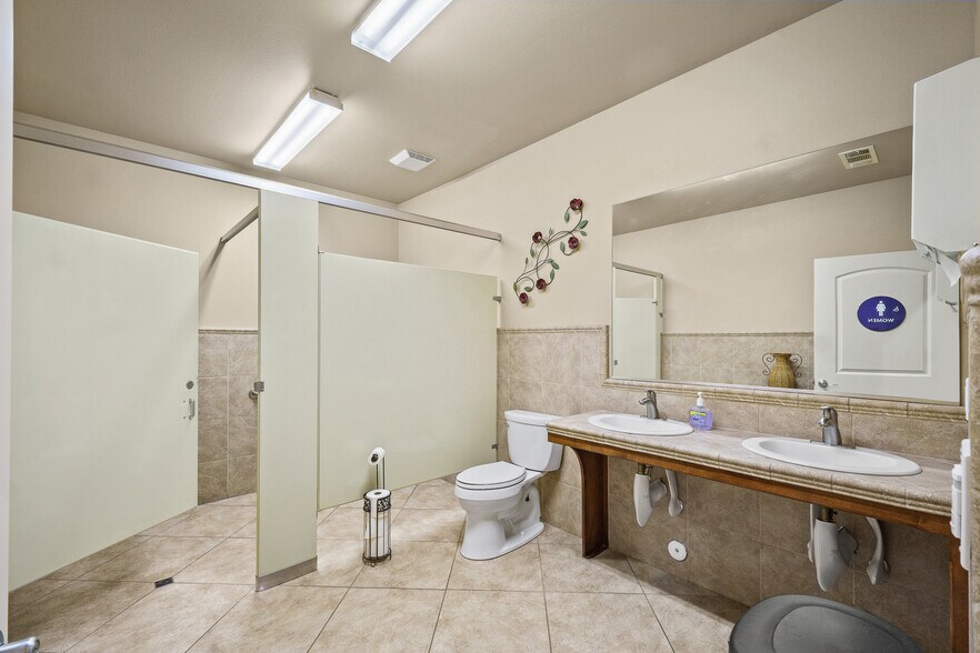 More Photos Of 131 E Kern Ave, Tulare Medical For Lease