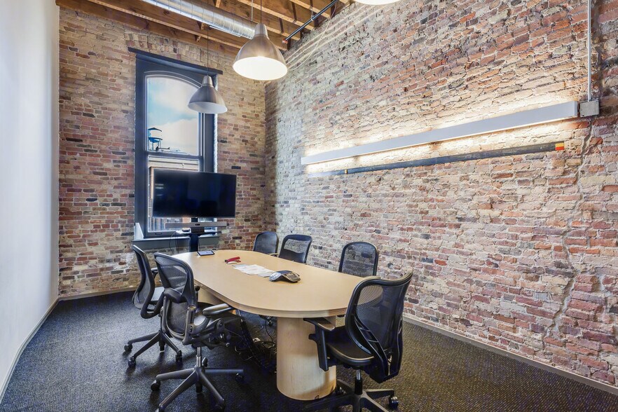 More Photos Of 1027-1031 W Madison St, Chicago Loft Creative Space For Lease