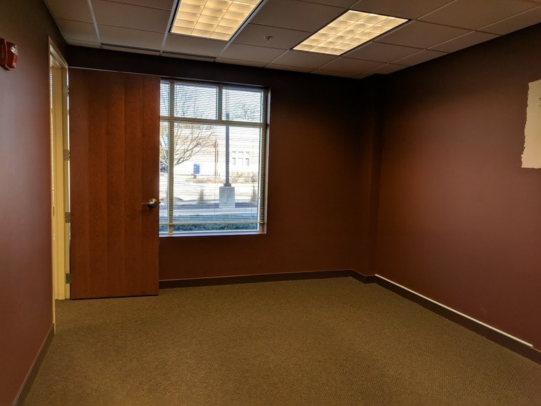 More Photos Of 400 S County Farm Rd, Wheaton Office For Sale