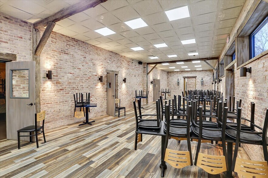 More Photos Of 15 Jackson Cir, Florence Restaurant For Sale