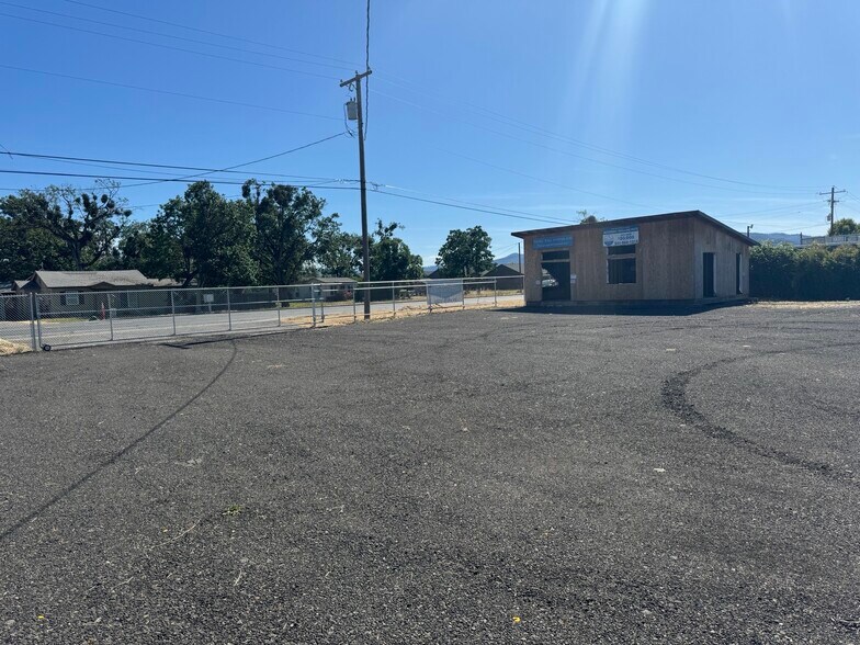 More Photos Of 5077 Table Rock Rd, Central Point Contractor Storage Yard For Sale