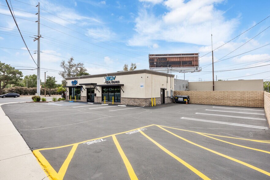 More Photos Of 20605 Soledad Canyon Rd, Canyon Country Office For Sale