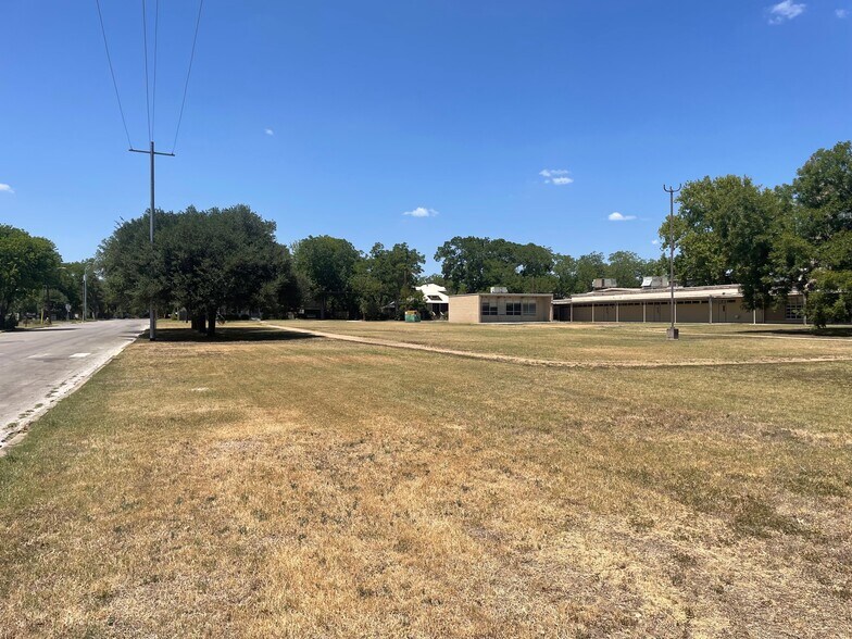 More Photos Of 216 E College St, Seguin Flex For Sale