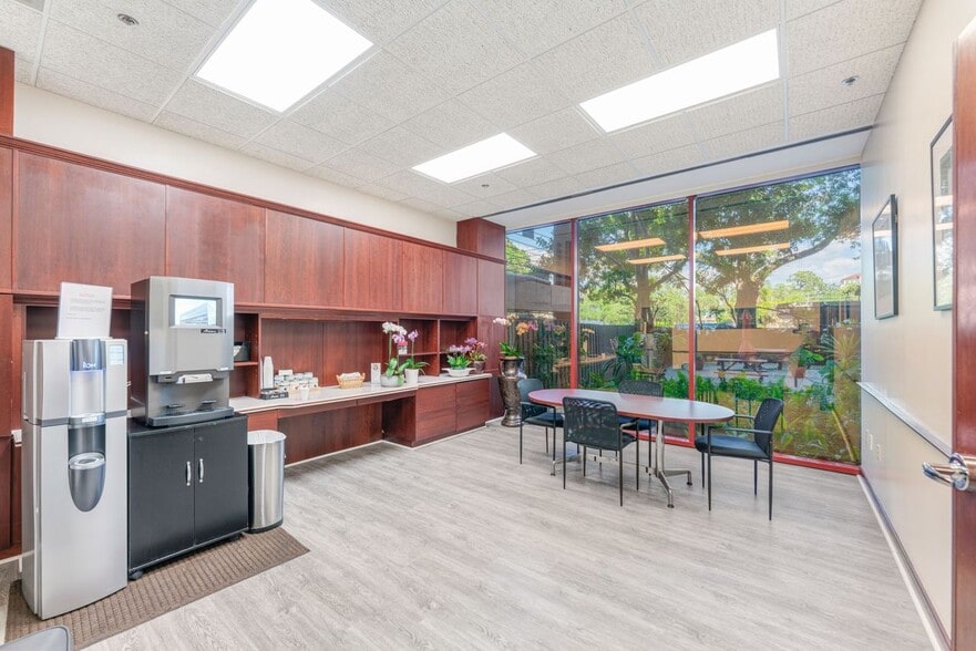 More Photos Of 2033 Main St, Sarasota Office For Lease