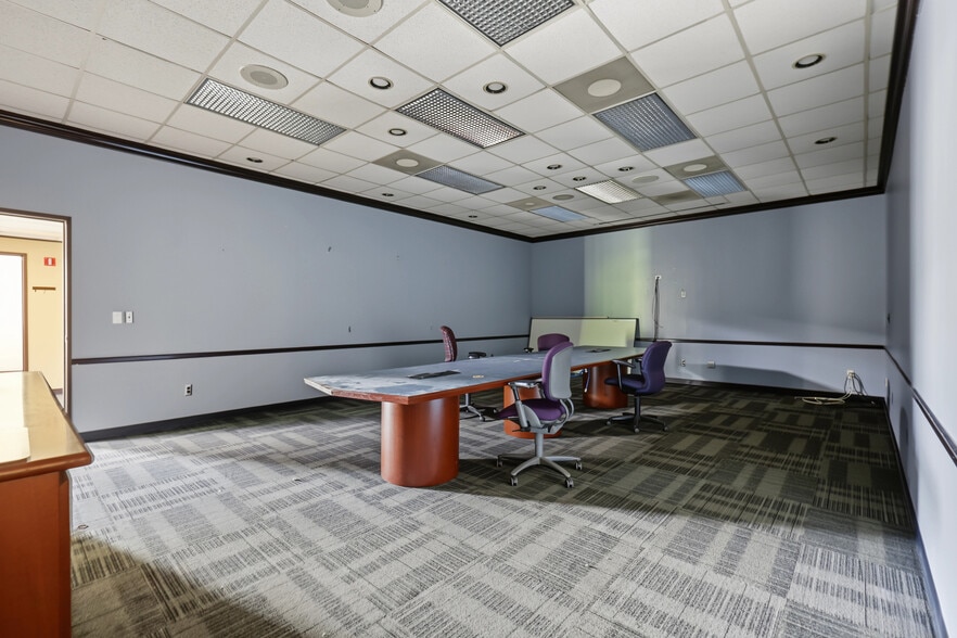 More Photos Of 15201 Mercantile Dr, Dearborn Light Manufacturing For Sale