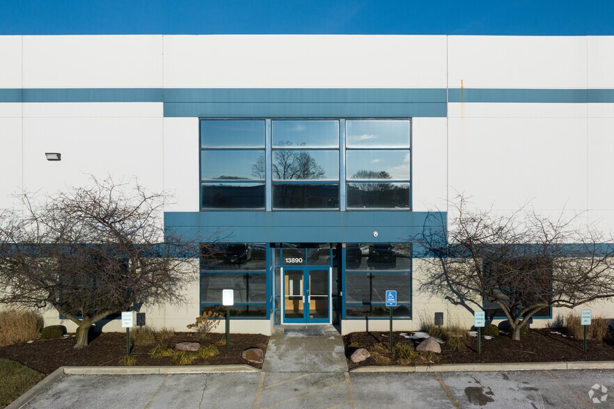 More Photos Of 13886-13890 Corporate Woods Trl, Bridgeton Distribution For Lease