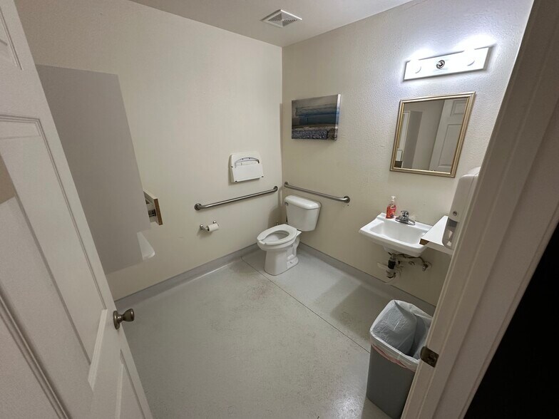 More Photos Of 140 Flocchini Cir, Lincoln Warehouse For Lease