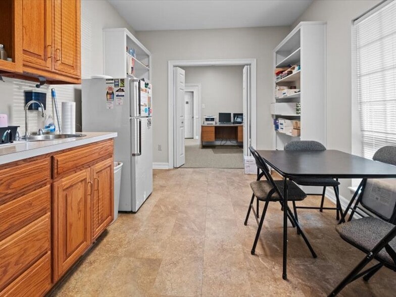 More Photos Of 123 Medical Dr, Palestine Healthcare For Sale