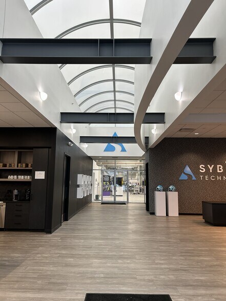 More Photos Of 265 Spring Lake Dr, Itasca Showroom For Lease