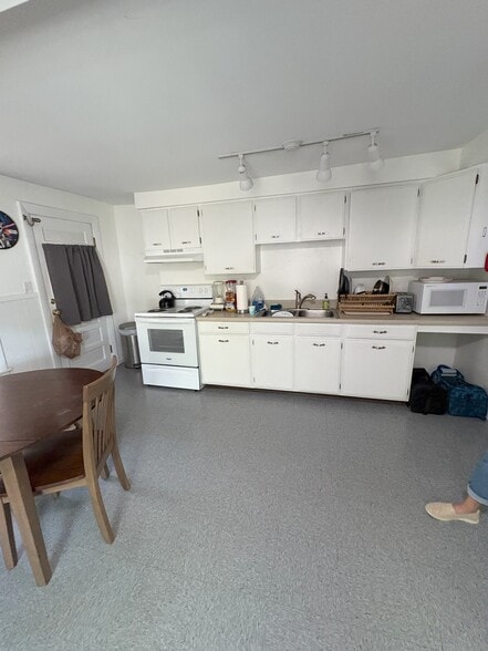 More Photos Of 17 Mechanic St, Westbrook Apartments For Sale