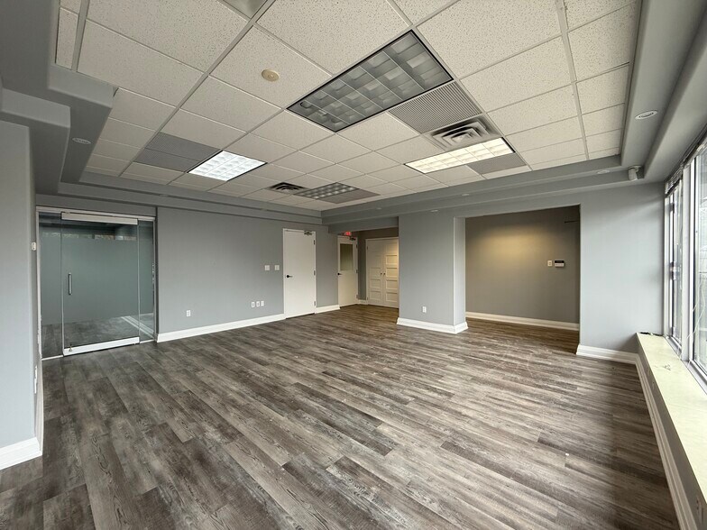 More Photos Of 361 King St, Midland Office For Sale