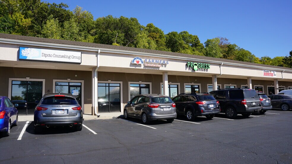 More Photos Of 7400-7440 NW River Park Dr, Parkville General Retail For Lease
