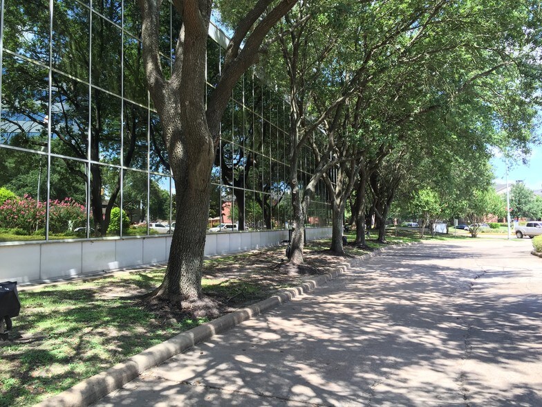 More Photos Of 9703 Richmond Ave, Houston Office For Lease