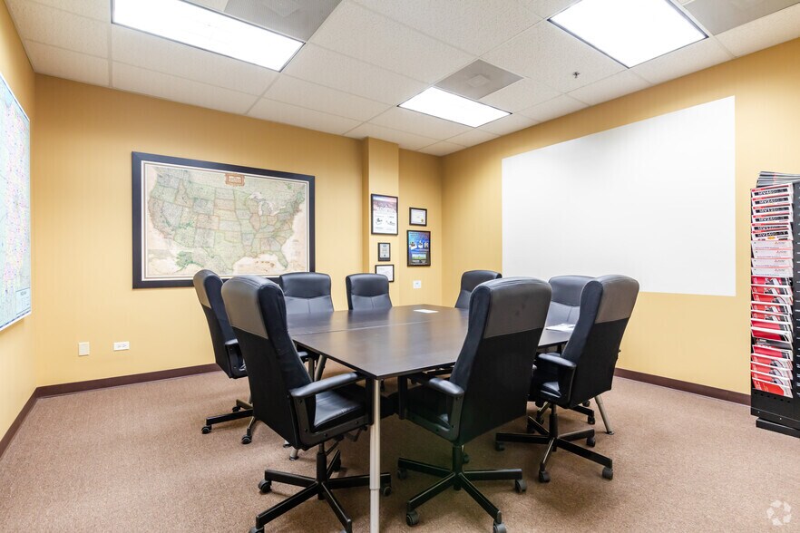 More Photos Of 761 N 17th St, St Charles Light Distribution For Lease