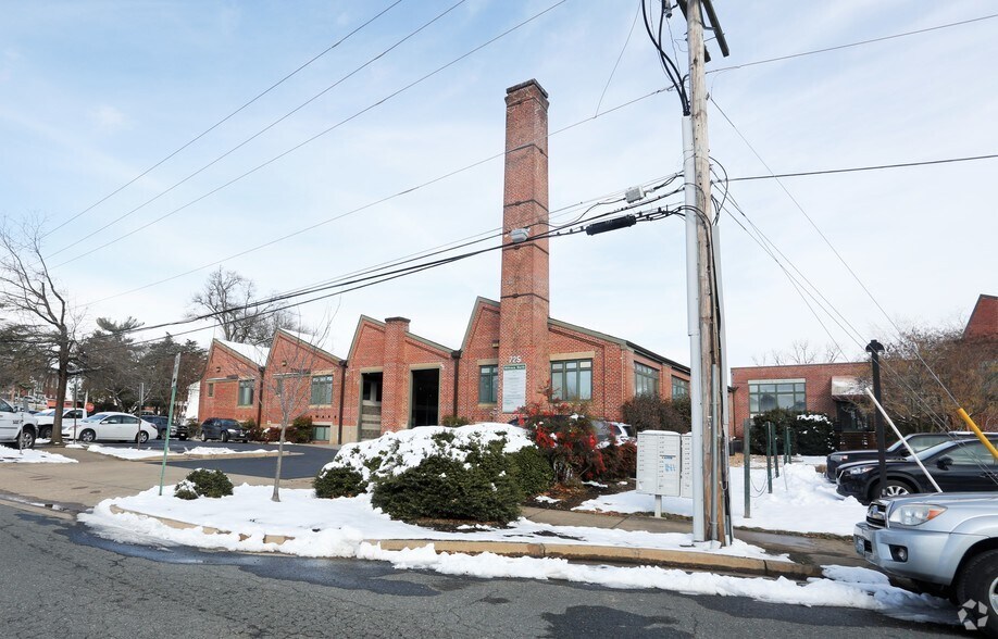 More Photos Of 725 Jackson St, Fredericksburg Office For Lease