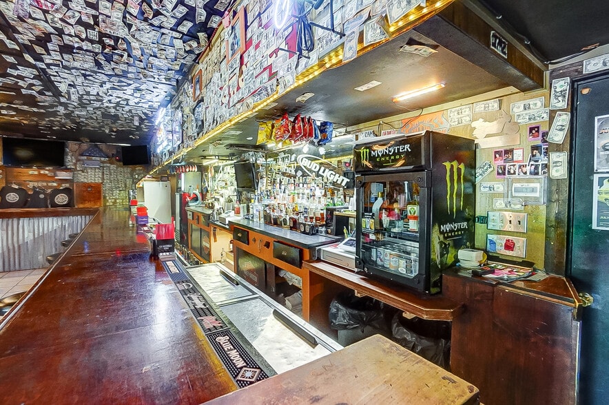 More Photos Of 3475 Mechanicsburg Rd, Springfield Bar For Sale