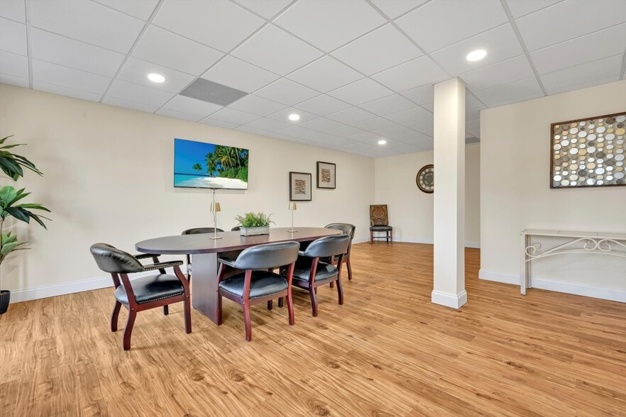 More Photos Of 31 N Spruce St, Elizabethtown Office Residential For Lease