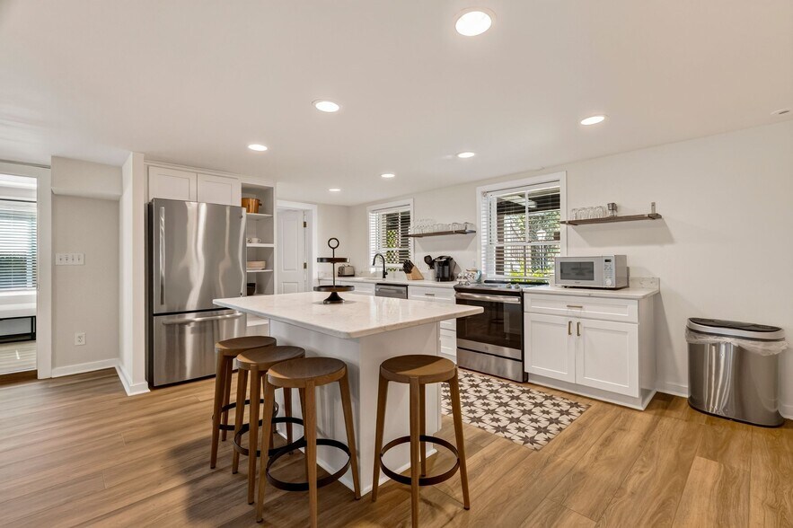 More Photos Of 17 W Park Ave, Savannah Office For Sale