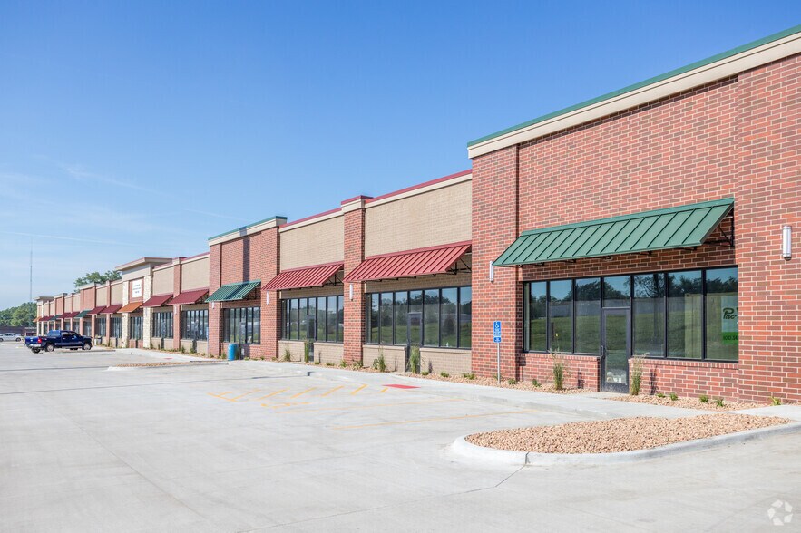 More Photos Of 5548 NW 2nd St, Des Moines Light Distribution For Lease