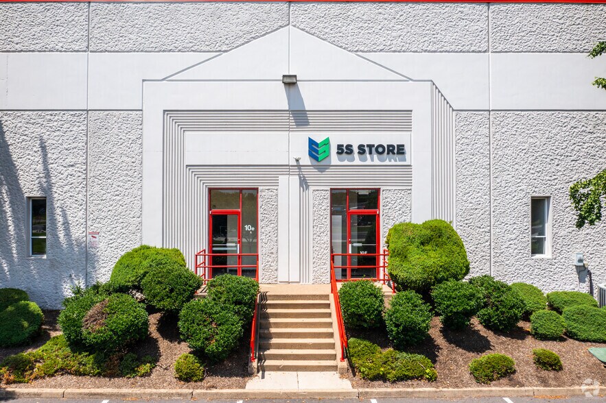 More Photos Of 10 Runway Rd, Levittown Warehouse For Lease