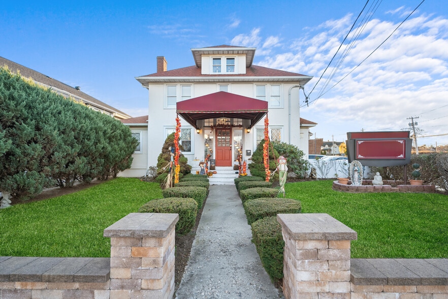 Primary Photo Of 70 Park Ave, Bay Shore Multifamily For Sale