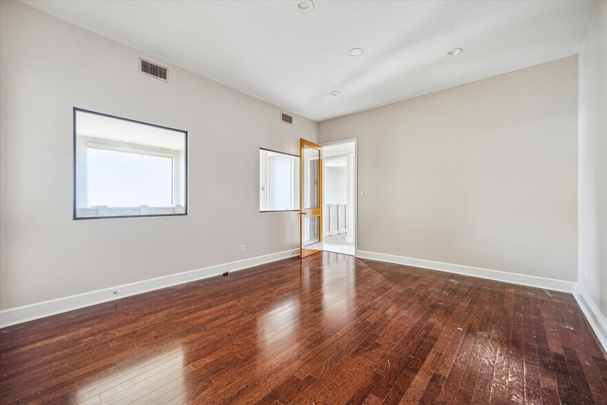 More Photos Of 10 Alabama Ct, Houston Office Residential For Sale