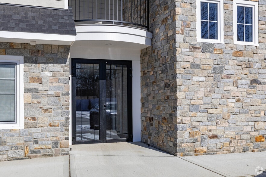 More Photos Of 400 Oak St, Copiague Apartments For Lease