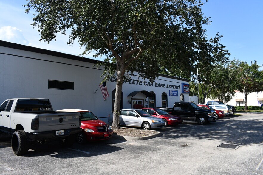 More Photos Of 25090 Bernwood Dr, Bonita Springs Showroom For Sale