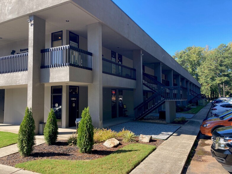 More Photos Of 5825 Glenridge Dr NE, Sandy Springs Unknown For Lease