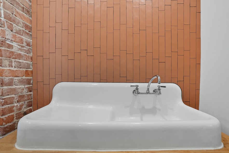 More Photos Of 924 S Main St, Broken Arrow Showroom For Sale