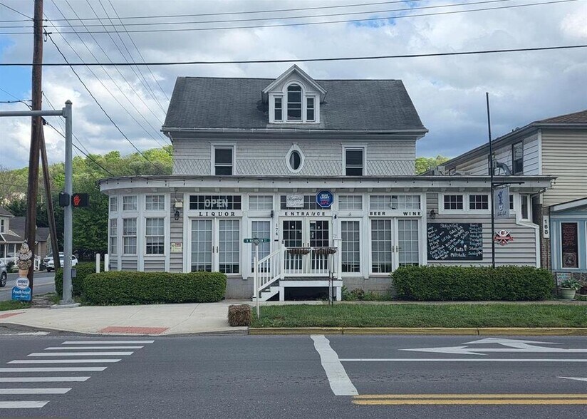 Primary Photo Of 174 N Washington St, Berkeley Springs Restaurant For Sale