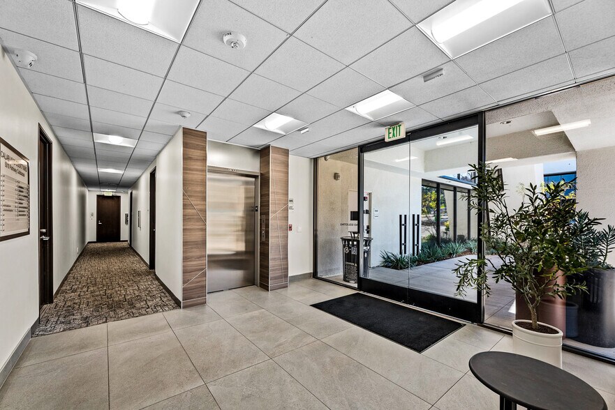 More Photos Of 5000 N Parkway Calabasas, Calabasas Unknown For Lease