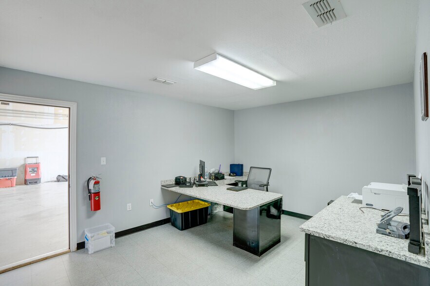 More Photos Of 11578 Airway Blvd, Roanoke Warehouse For Sale