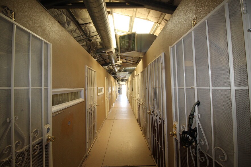 More Photos Of 2675 W Arby, Las Vegas Veterinarian Kennel For Sale